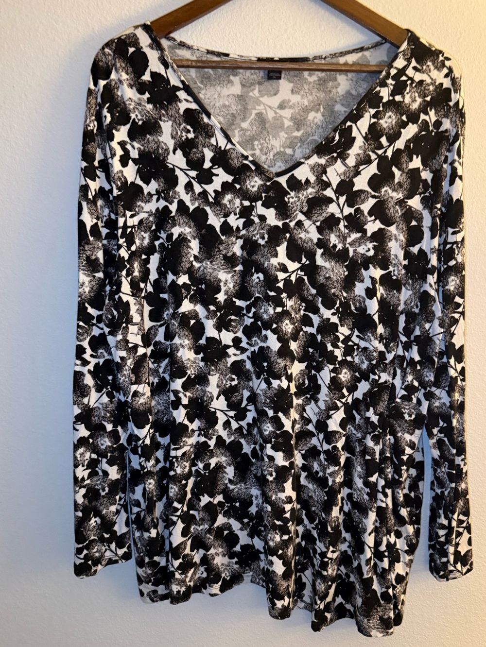 J. Jill Black and White Floral V-Neck Long Sleeve Top